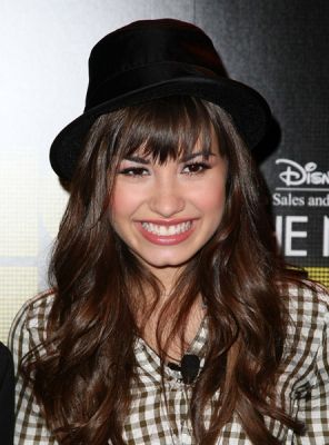 demi-lovato-in-black-hat[1].jpg